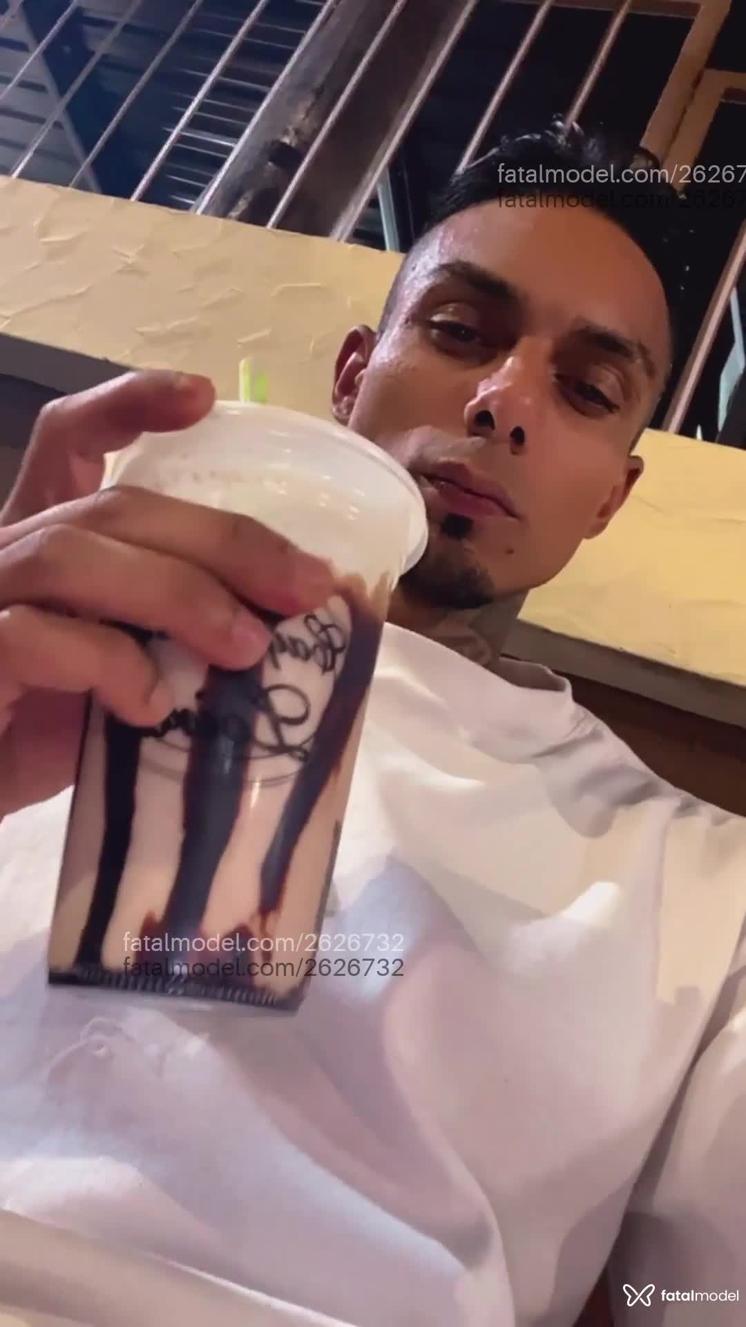 Acompanhante homem com cabelo castanho de olhos castanhos - Henrique Acompanhante homem com cabelo castanho de olhos castanhos - Henrique