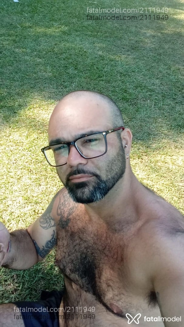 Acompanhante homem sem cabelo de olhos castanhos - Nunes Acompanhante homem sem cabelo de olhos castanhos - Nunes