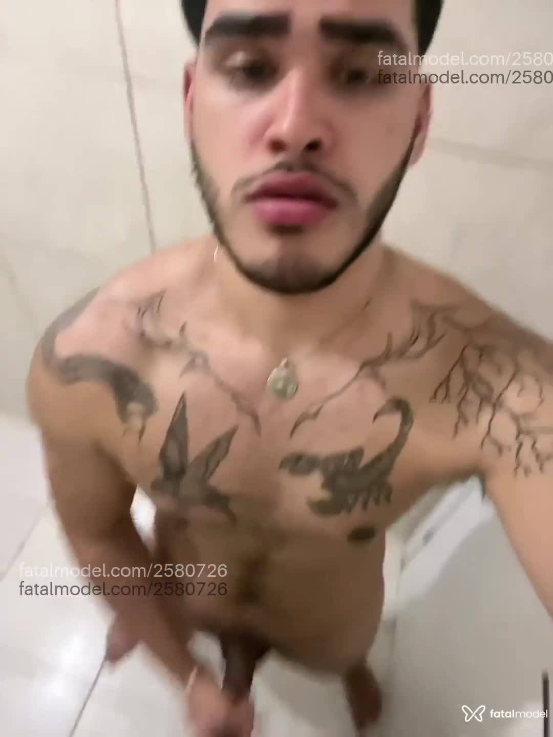 Acompanhante homem morena (o) de olhos cinza - Denni