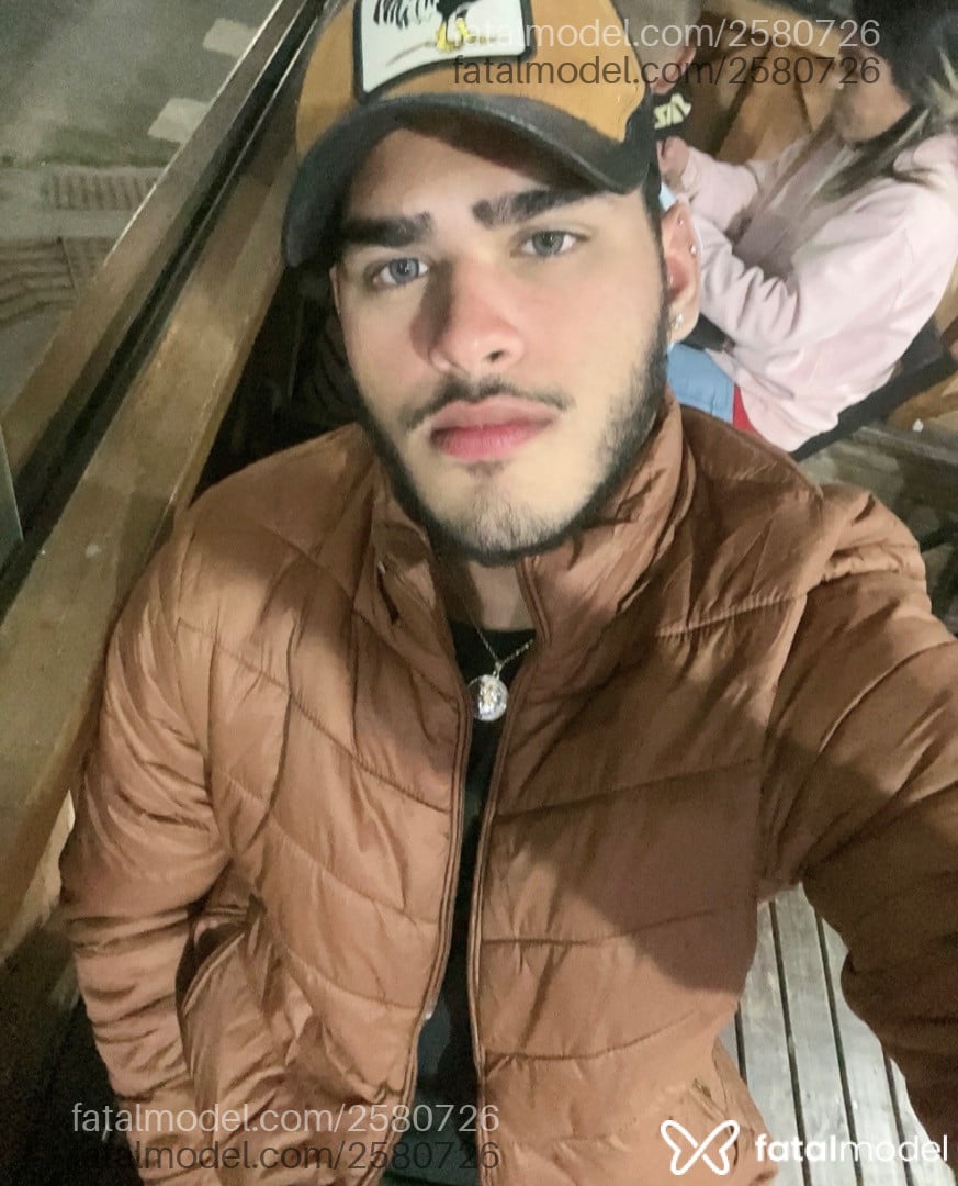 Acompanhante homem morena (o) de olhos cinza - Denni