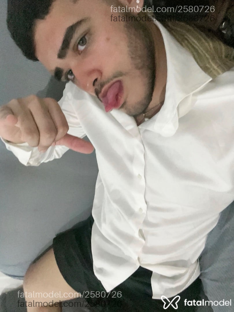 Acompanhante homem morena (o) de olhos cinza - Denni