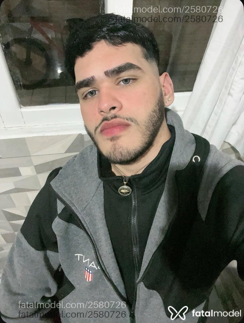 Acompanhante homem morena (o) de olhos cinza - Denni