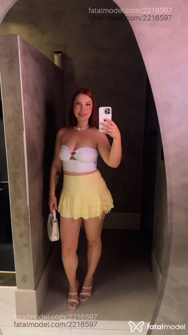 Acompanhante mulher com cabelo castanho de olhos castanhos - Amora Acompanhante mulher com cabelo castanho de olhos castanhos - Amora