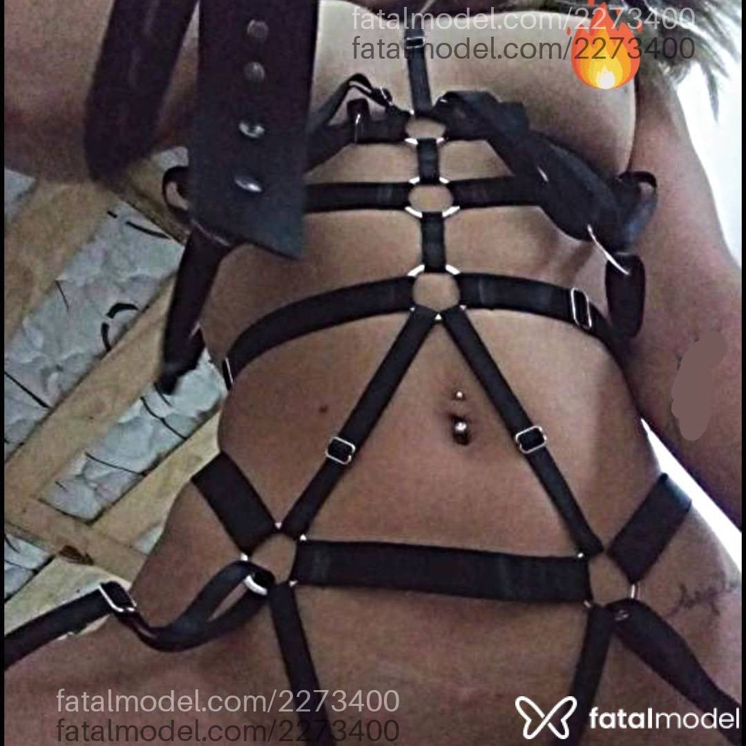 Acompanhante mulher loira (o) de olhos castanhos - Anee