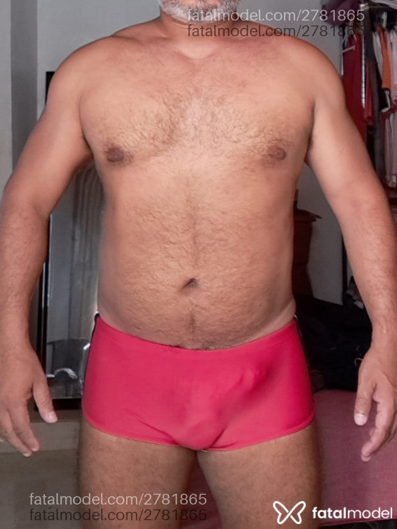 Acompanhante homem sem cabelo de olhos pretos - Pedro Acompanhante homem sem cabelo de olhos pretos - Pedro