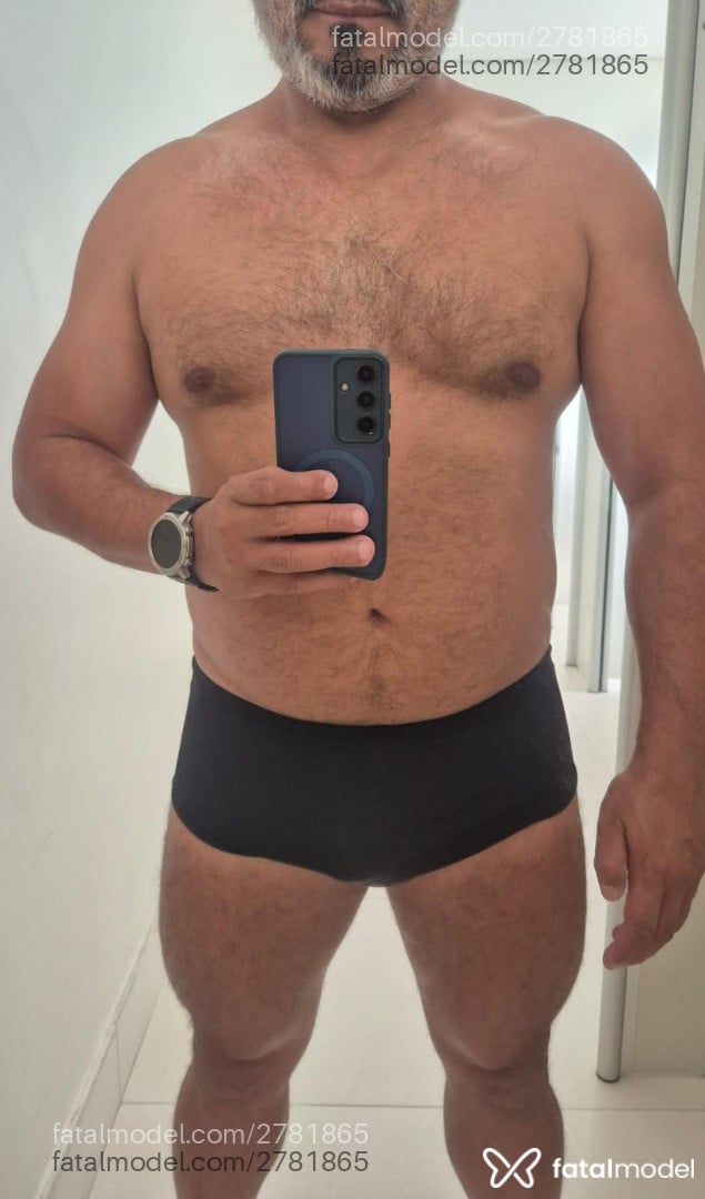 Acompanhante homem sem cabelo de olhos pretos - Pedro Acompanhante homem sem cabelo de olhos pretos - Pedro