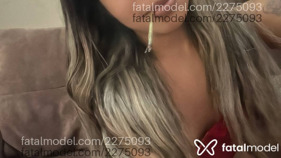 Acompanhante mulher loira (o) de olhos castanhos - Mellnovinha