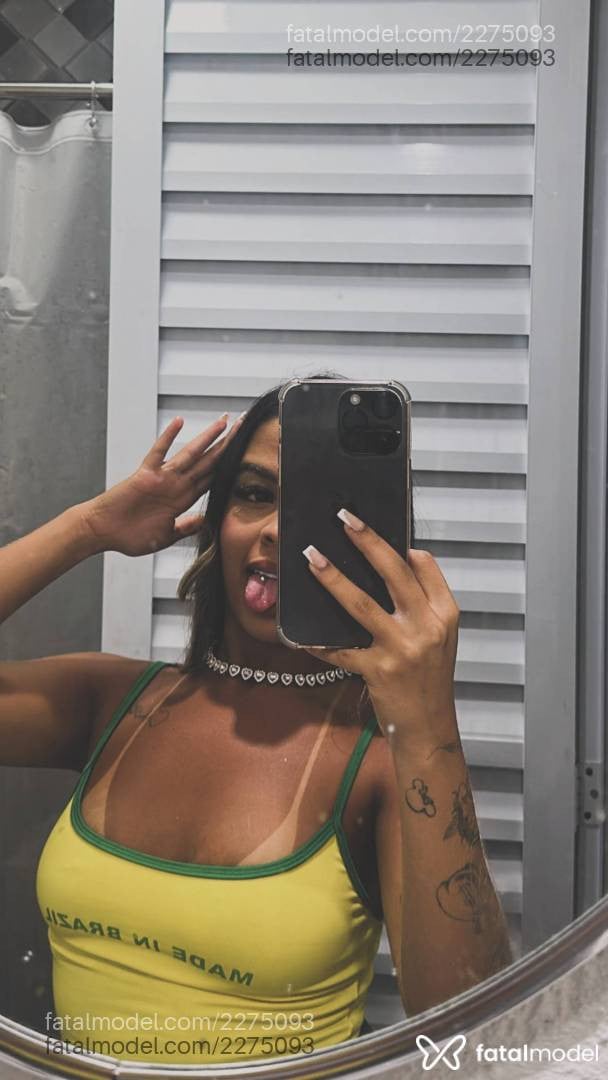 Acompanhante mulher loira (o) de olhos castanhos - Mellnovinha
