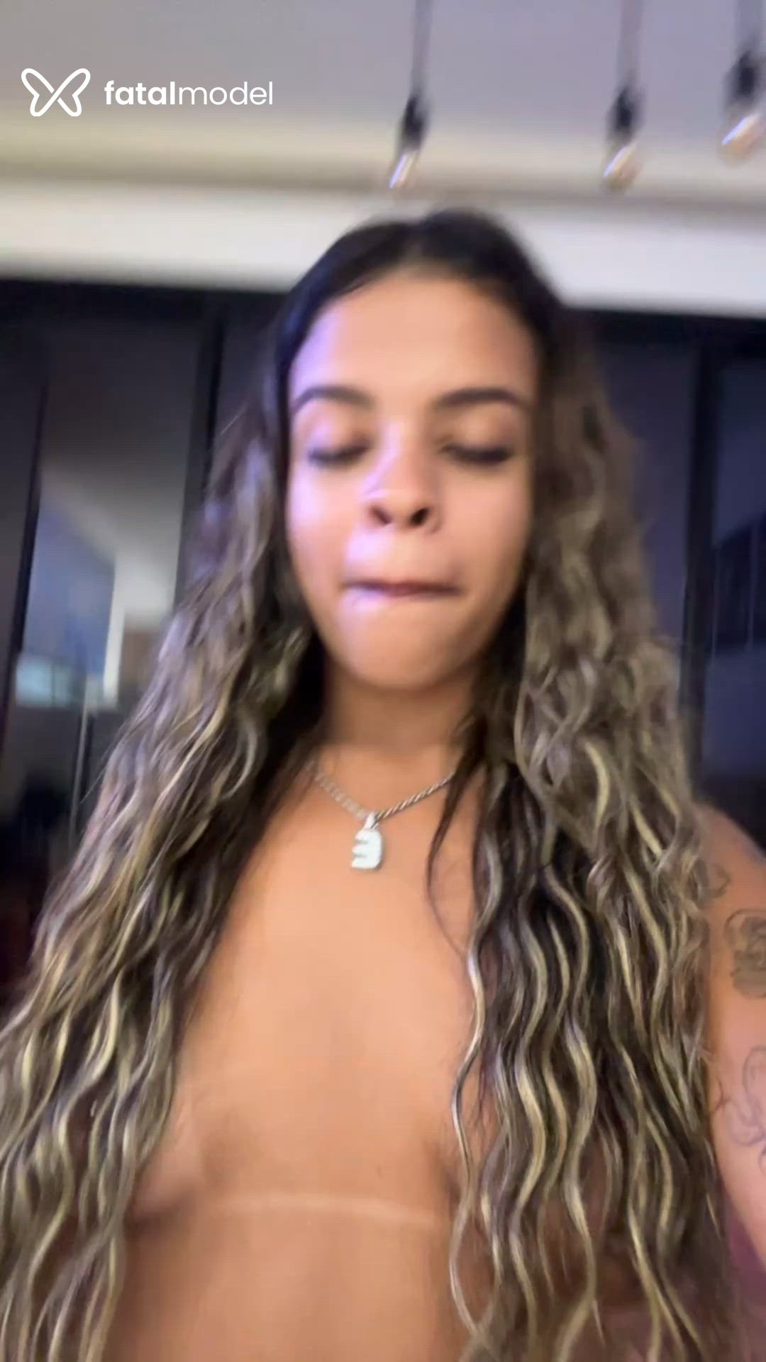 Acompanhante mulher loira (o) de olhos castanhos - Mellnovinha Acompanhante mulher loira (o) de olhos castanhos - Mellnovinha