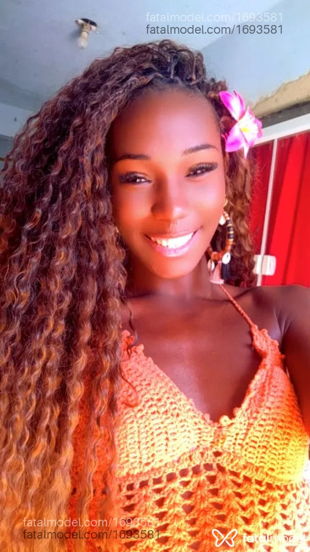 Acompanhante mulher trans com cabelo castanho de olhos castanhos em Rio das Ostras - Maria Vanúbia