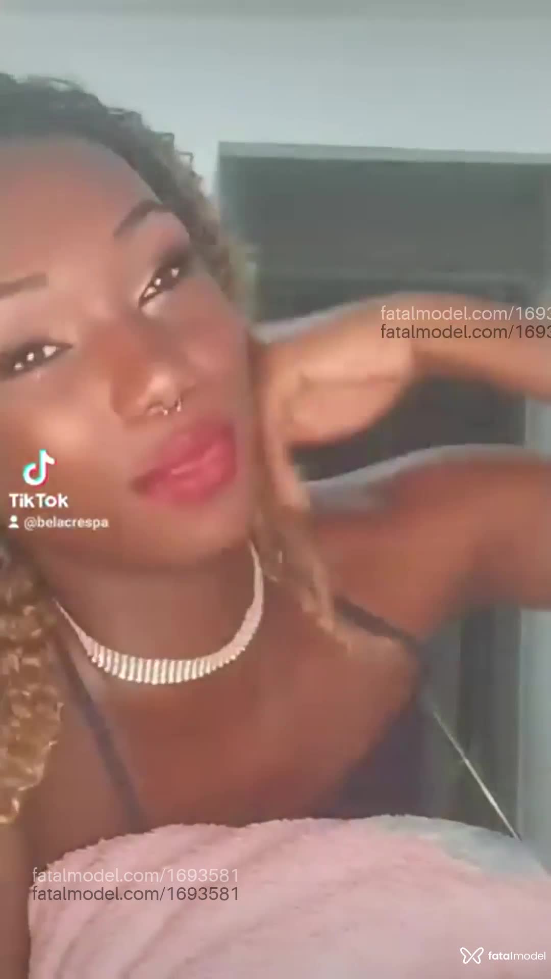 Acompanhante mulher trans com cabelo castanho de olhos castanhos em Rio das Ostras - Maria Vanúbia