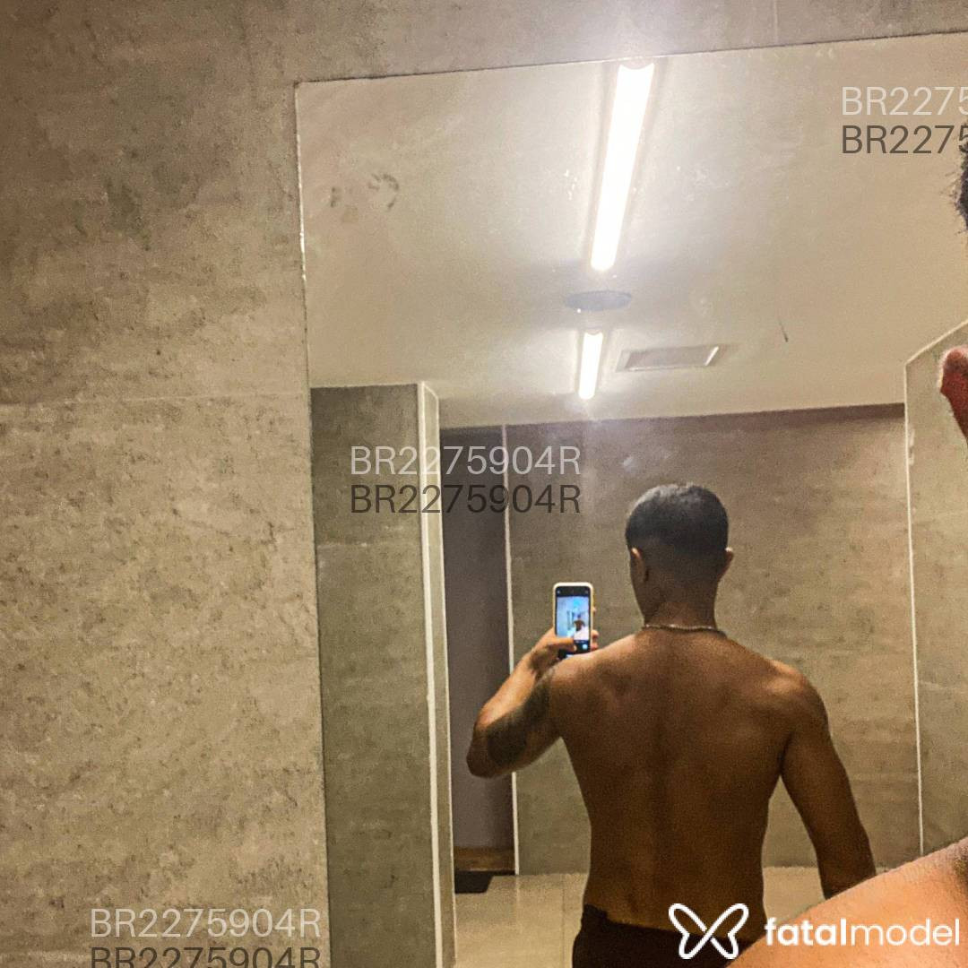 Acompanhante homem morena (o) de olhos castanhos em Virtual - ícaro