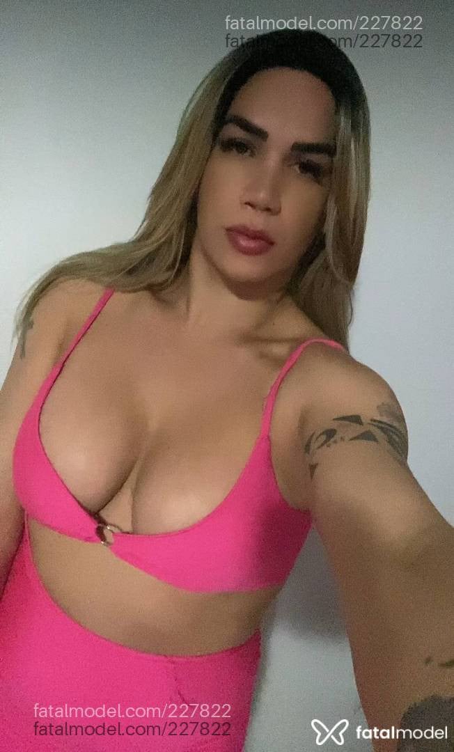 Acompanhante mulher trans com cabelo colorido de olhos castanhos em Jataí - ísis