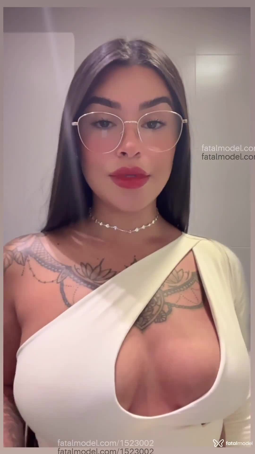Acompanhante mulher com cabelo castanho de olhos castanhos - Hyyy