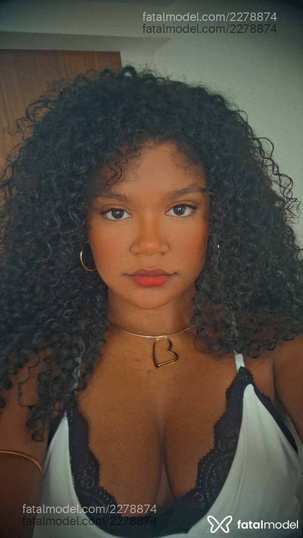 Acompanhante mulher com cabelo castanho de olhos castanhos - Black