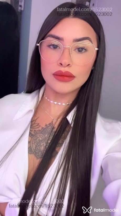 Acompanhante mulher com cabelo castanho de olhos castanhos - Hyyy