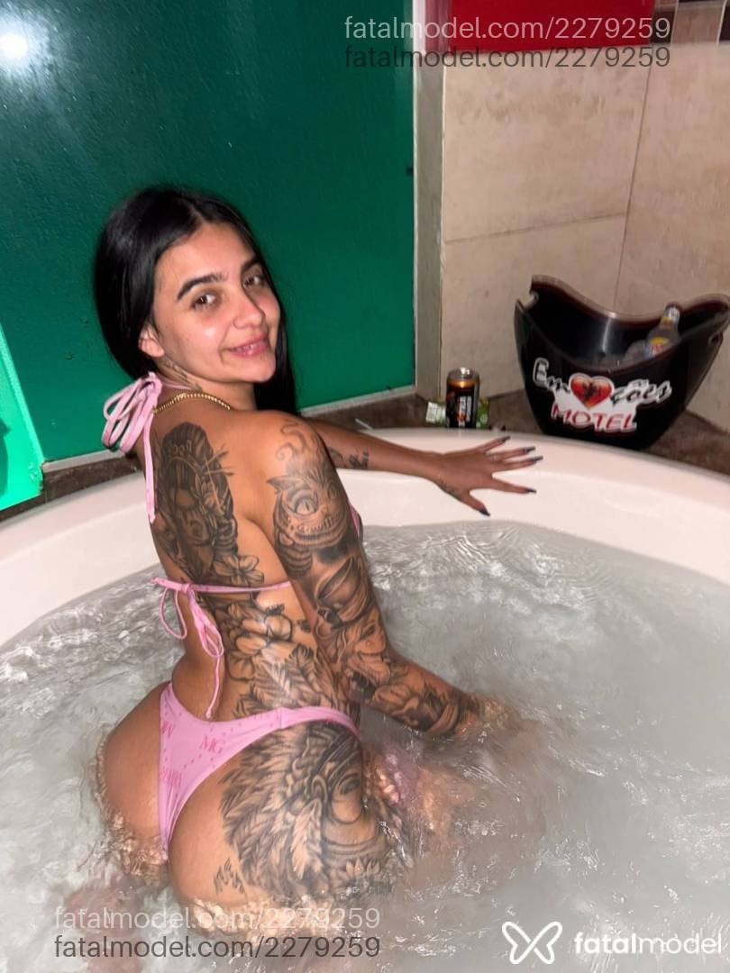 Acompanhante mulher com cabelo castanho de olhos mel - Bia Prado