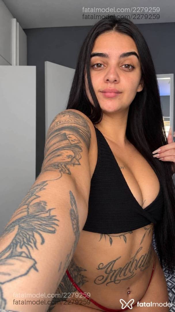 Acompanhante mulher com cabelo castanho de olhos mel - Bia Prado