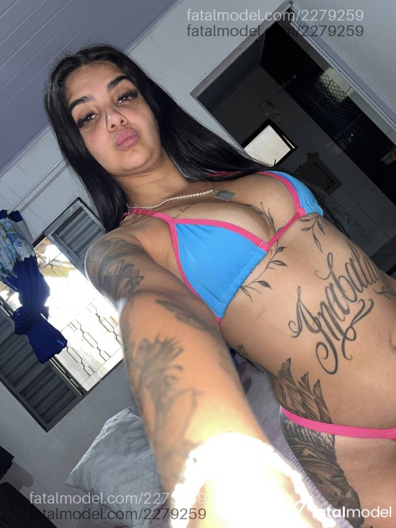 Acompanhante mulher com cabelo castanho de olhos mel - Bia Prado