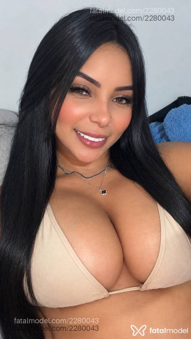 Acompanhante mulher morena (o) de olhos castanhos - Morena