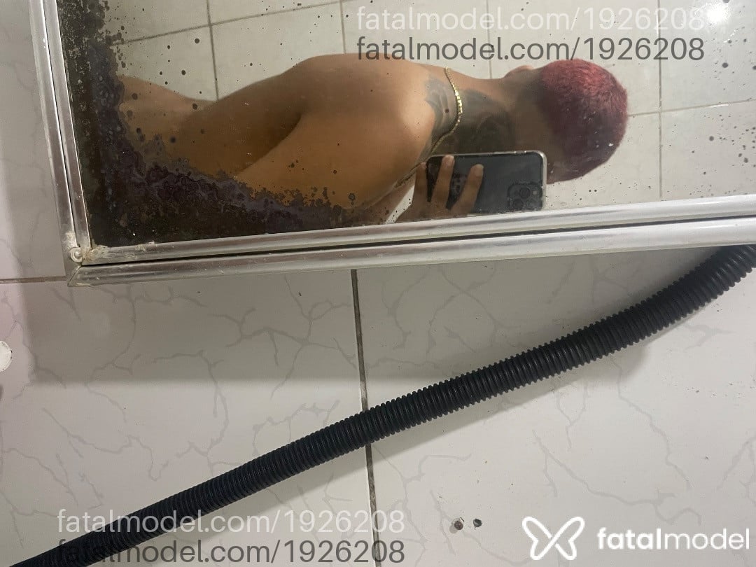 Acompanhante homem com cabelo colorido de olhos castanhos em Brasília - Lucas