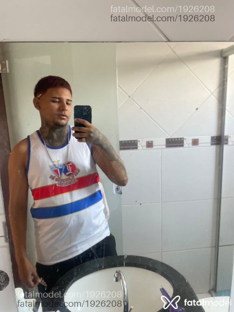 Acompanhante homem com cabelo colorido de olhos castanhos em Brasília - Lucas