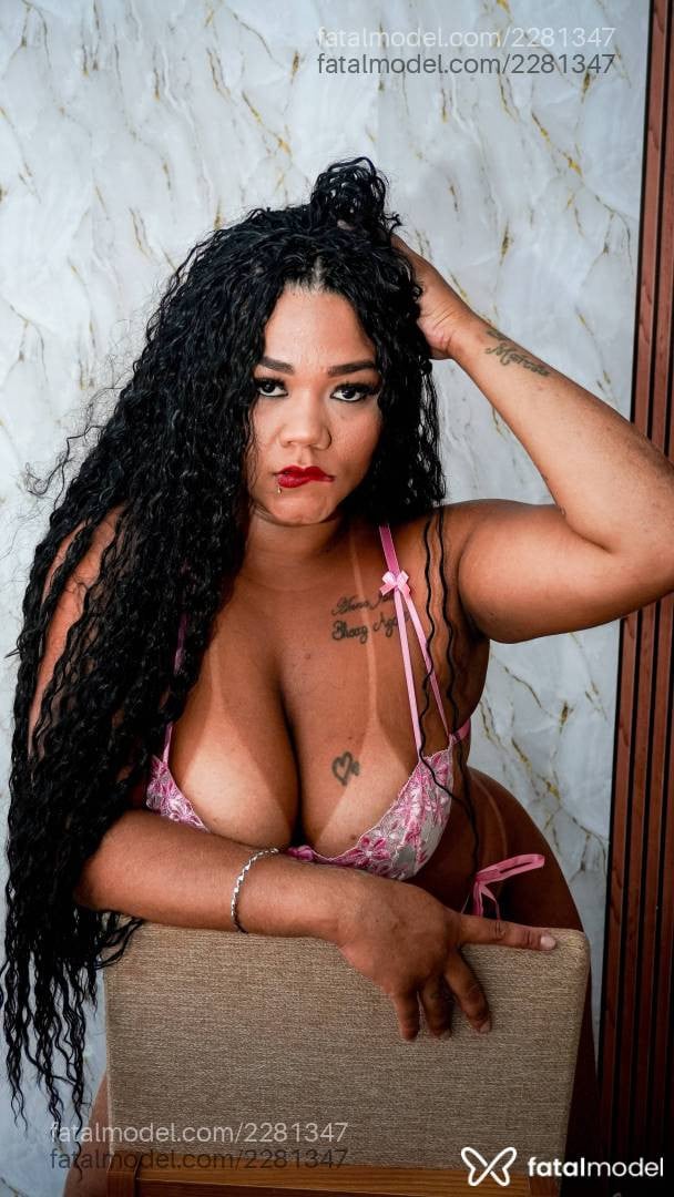 Acompanhante mulher loira (o) de olhos pretos - Luara