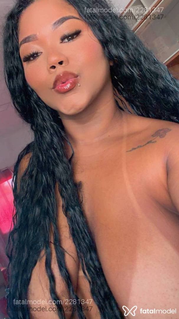 Acompanhante mulher loira (o) de olhos pretos - Luara