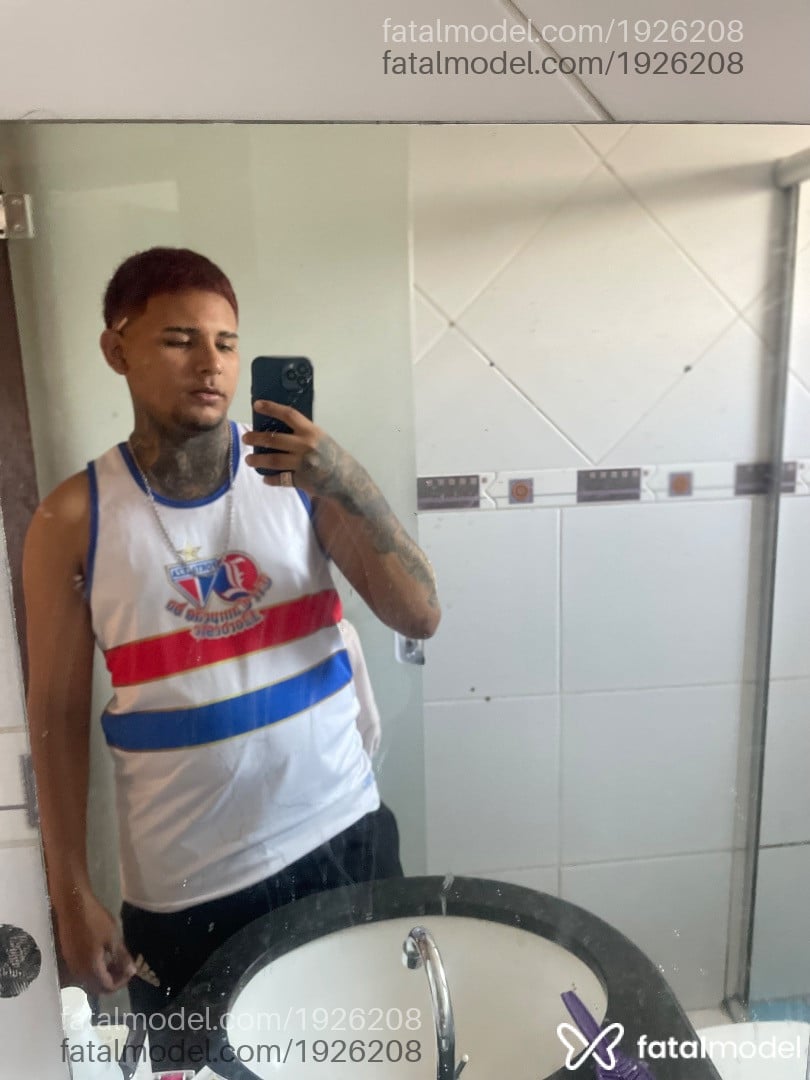 Acompanhante homem com cabelo colorido de olhos castanhos em Brasília - Lucas