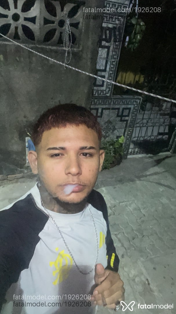 Acompanhante homem com cabelo colorido de olhos castanhos em Brasília - Lucas
