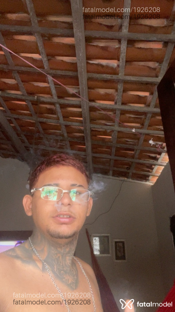 Acompanhante homem com cabelo colorido de olhos castanhos em Brasília - Lucas