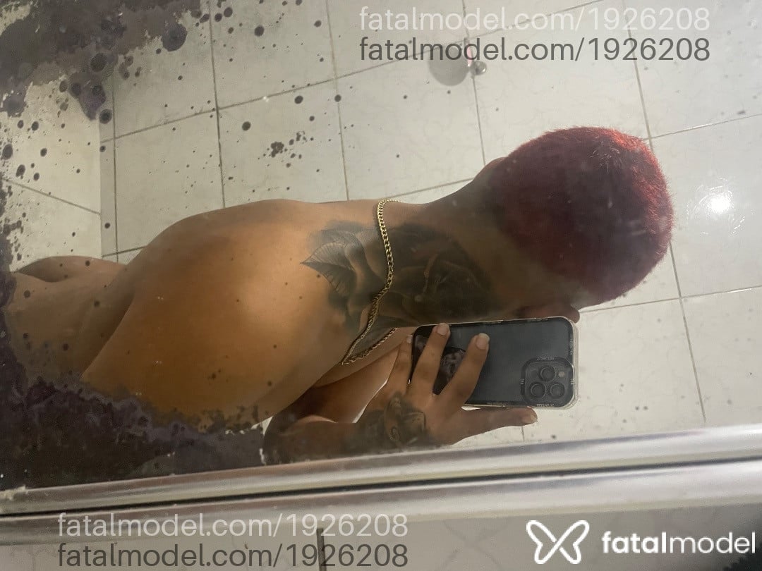 Acompanhante homem com cabelo colorido de olhos castanhos em Brasília - Lucas