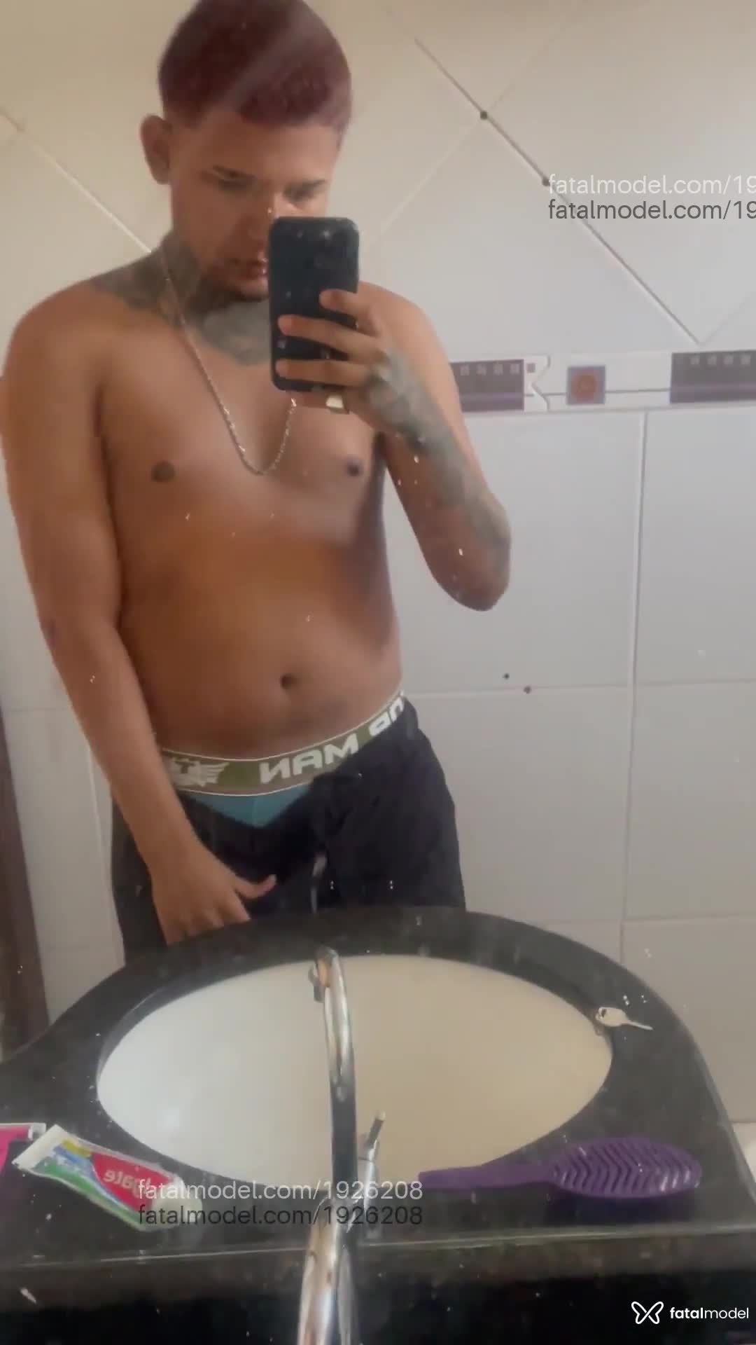Acompanhante homem com cabelo colorido de olhos castanhos em Brasília - Lucas