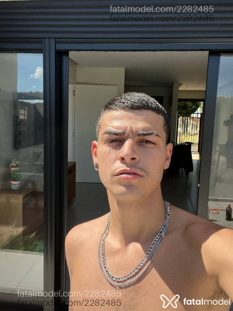 Acompanhante homem morena (o) de olhos castanhos - Rocco
