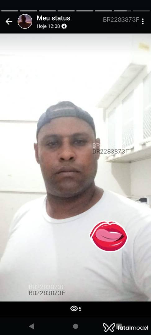 Acompanhante homem com cabelo grisalho de olhos mel em Macaé - Zenilda