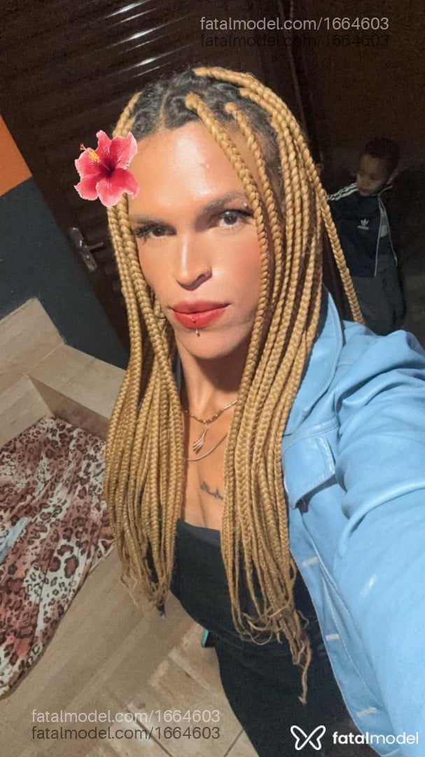 Acompanhante homem trans loira (o) de olhos castanhos em São Gotardo - Izabelly