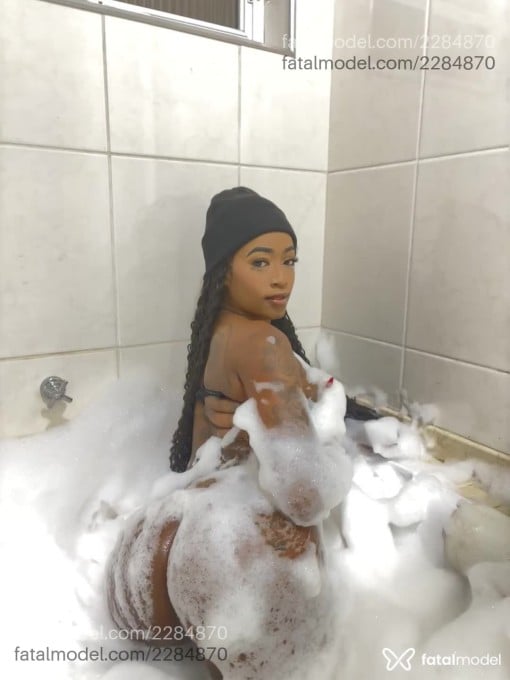 Acompanhante mulher morena (o) de olhos pretos em Divinópolis - Iza Bahia
