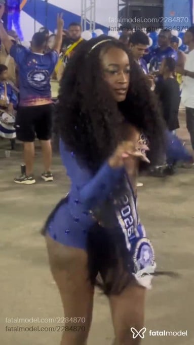 Acompanhante mulher morena (o) de olhos pretos em Divinópolis - Iza Bahia