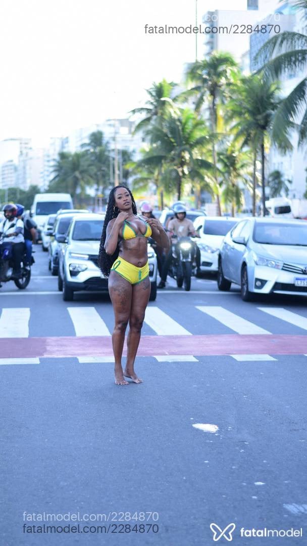 Acompanhante mulher morena (o) de olhos pretos em Divinópolis - Iza Bahia