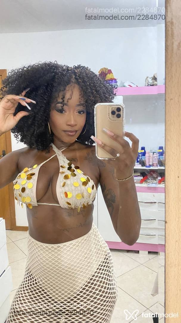 Acompanhante mulher morena (o) de olhos pretos - Iza Bahia