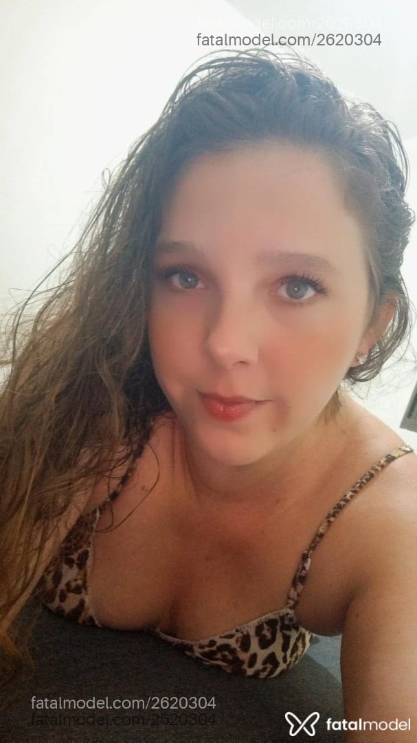 Acompanhante mulher loira (o) de olhos verdes - Karol Zero Tattoo