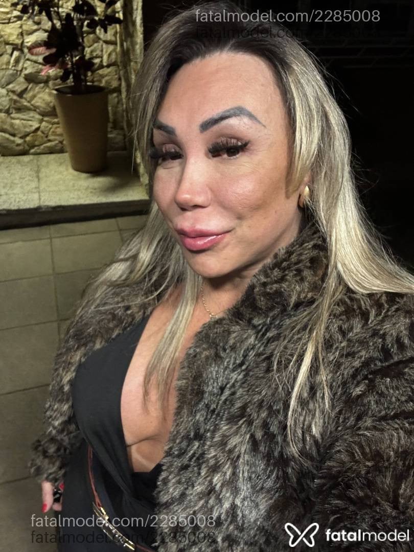 Acompanhante mulher trans loira (o) de olhos castanhos - Luciane Grimaldil
