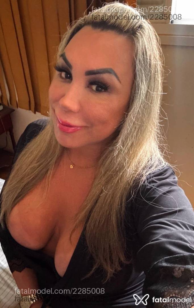 Acompanhante mulher trans loira (o) de olhos castanhos - Luciane Grimaldil