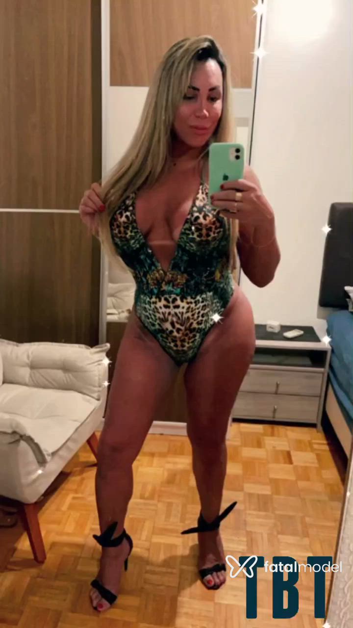 Acompanhante mulher trans loira (o) de olhos castanhos - Luciane Grimaldil