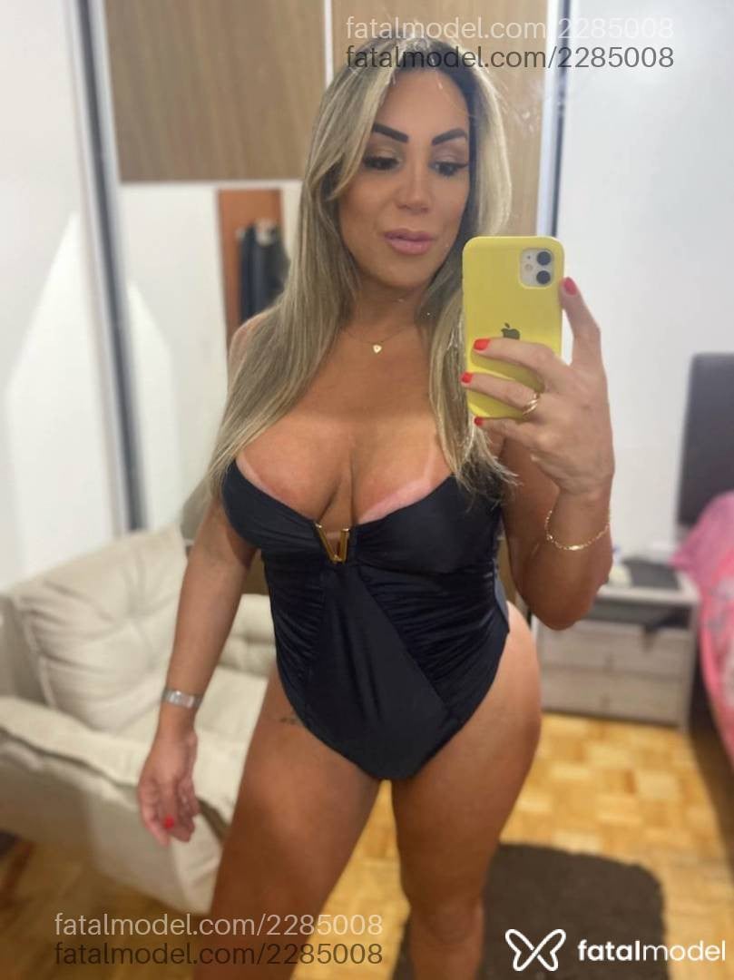 Acompanhante mulher trans loira (o) de olhos castanhos - Luciane Grimaldil