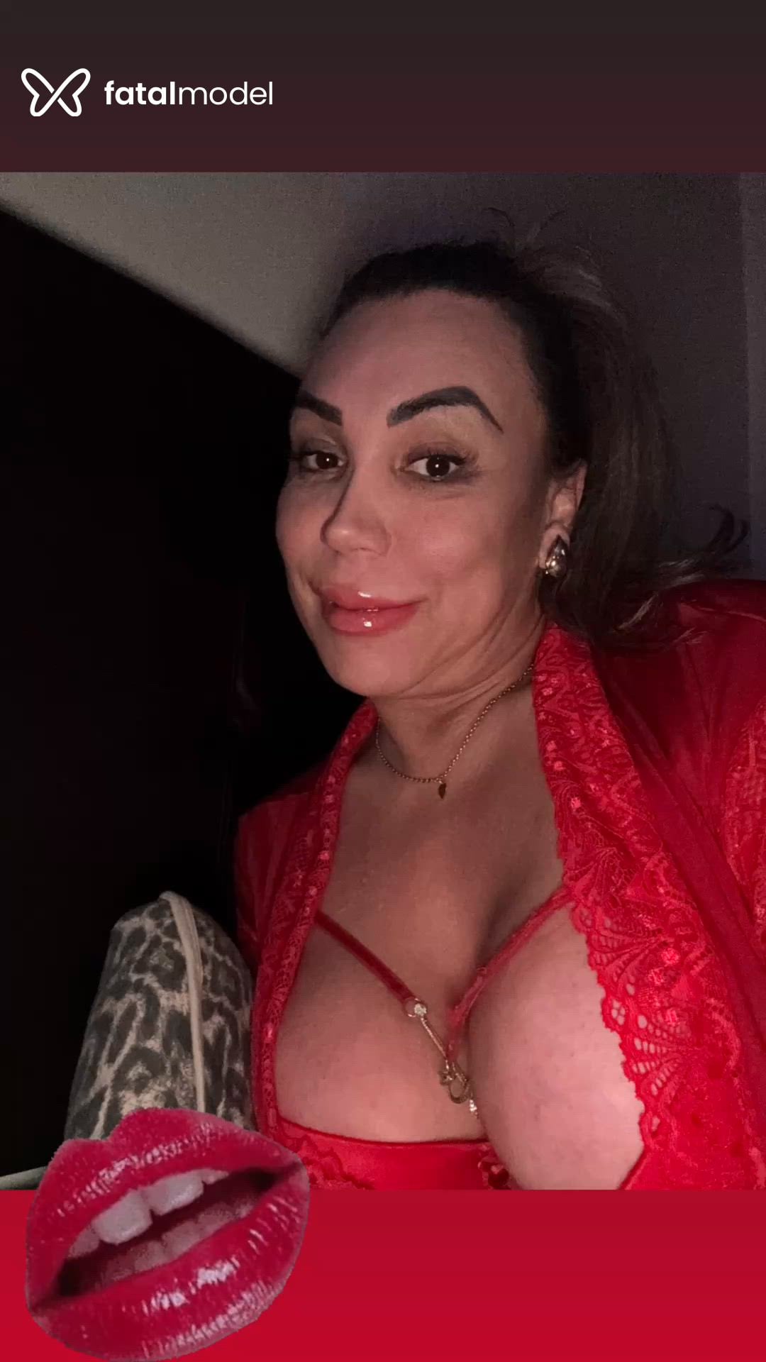 Acompanhante mulher trans loira (o) de olhos castanhos - Luciane Grimaldil