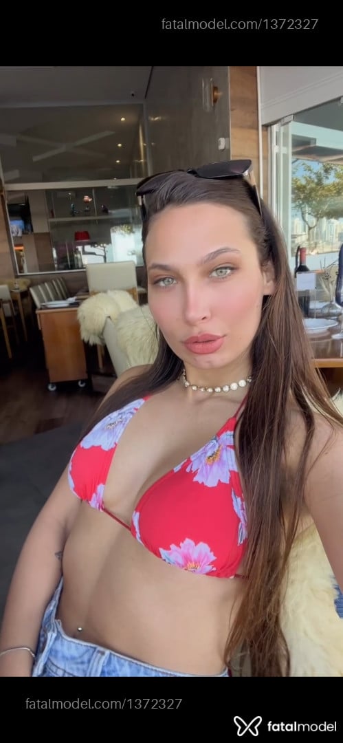 Acompanhante mulher com cabelo castanho de olhos verdes em Balneário Camboriú - Bianca Bentley