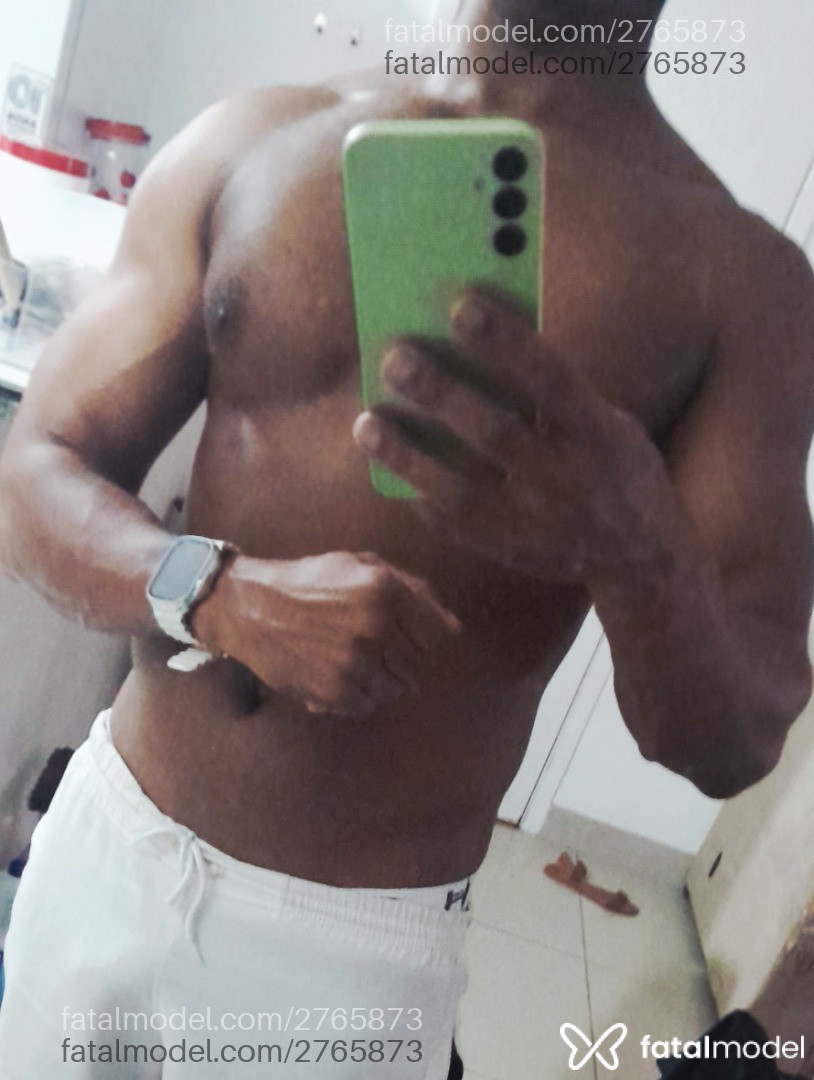 Acompanhante homem morena (o) de olhos castanhos em Virtual - Black
