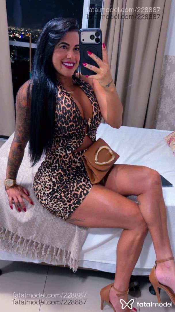 Acompanhante mulher morena (o) de olhos pretos - Piitra