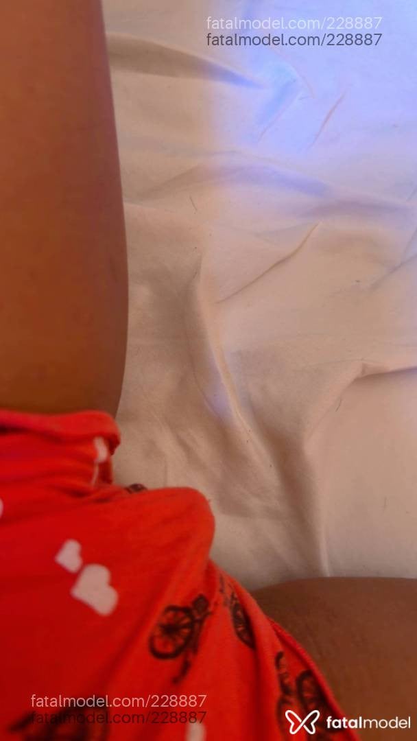 Acompanhante mulher morena (o) de olhos pretos - Piitra